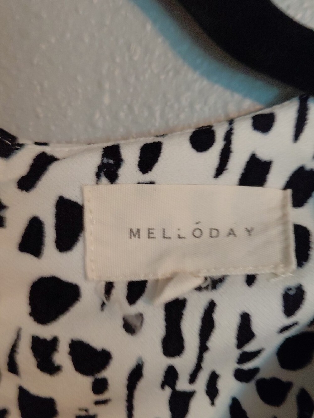 MELLODAY Black & White Spot Print V-Neck Short Sleeve Top - Picture 3 of 3